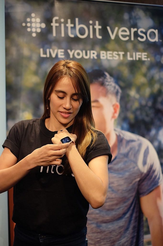 Atlet Bulutangkis Bellaetrix Manuputty memperkenalkan Fitbit Versa