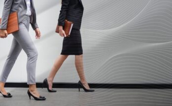 High heels memang bisa membuat penggunanya tampak lebih jenjang dan anggun. Namun ternyata, memakainya tiap hari bisa membahayakan kesehatan.