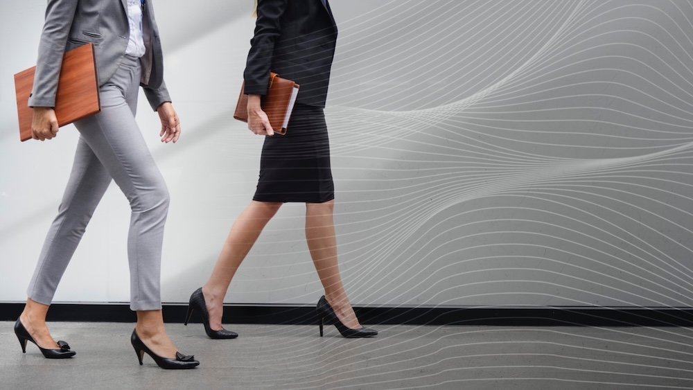 High heels memang bisa membuat penggunanya tampak lebih jenjang dan anggun. Namun ternyata, memakainya tiap hari bisa membahayakan kesehatan.