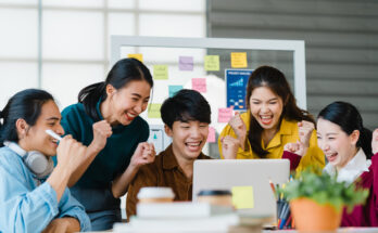 Kadang tanpa sadar kita melewati batas profesional karena merasa akrab dengan rekan kerja. Ada etika berteman di kantor yang kita lupakan.