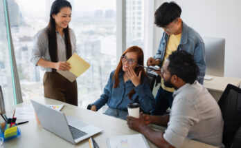 Politik kantor adalah bagian tak terhindarkan dari dinamika organisasi manapun. Berikut yang perlu dilakukan untuk menghadapi politik kantor.