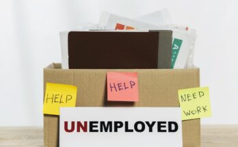 Di tahun 2017, saya kena PHK. Itu adalah salah satu momen tersulit dalam hidup dan karier saya, sekaligus pengalaman yang berharga.