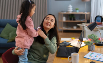 Berikut cara untuk membantu ibu profesional menemukan dirinya kembali di tengah ekspektasi sosial yang tinggi.
